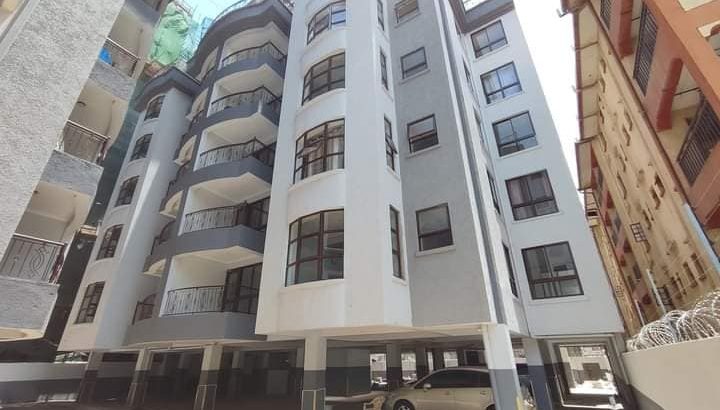 LUXURIOUS KAREN 5 BEDROOM HOUSE